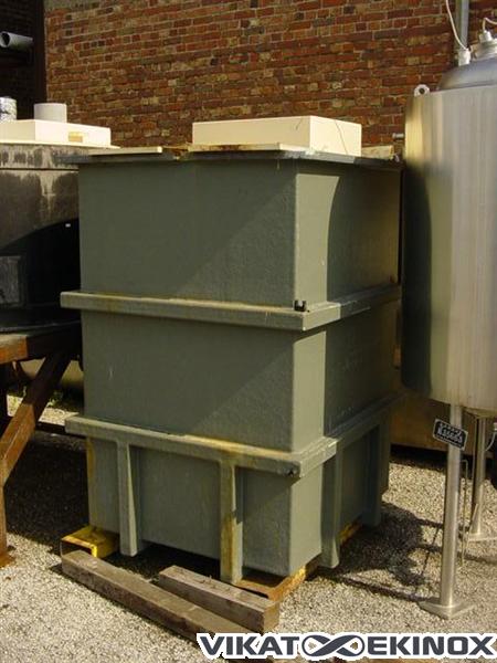 Cuve en fibre plastique de 2500 litres agitée