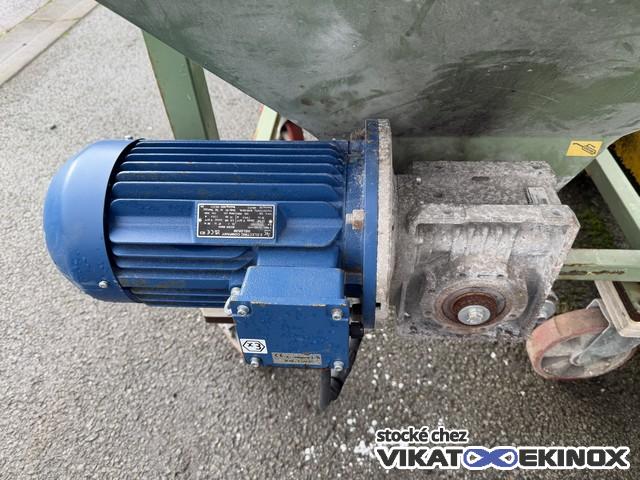 Silo mélangeur acier 44000 litres avec trémie d'alimentation MUSSO type MV44000