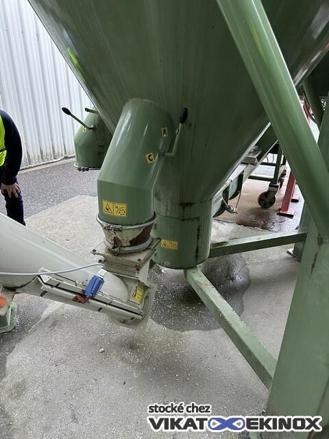 Silo mélangeur acier 44000 litres avec trémie d'alimentation MUSSO type MV44000