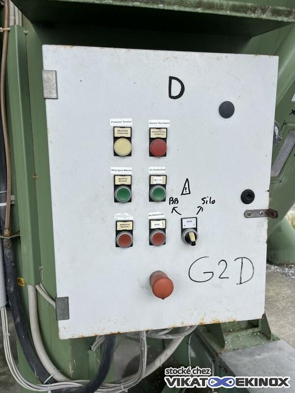 Silo mélangeur acier 44000 litres avec trémie d'alimentation MUSSO type MV44000