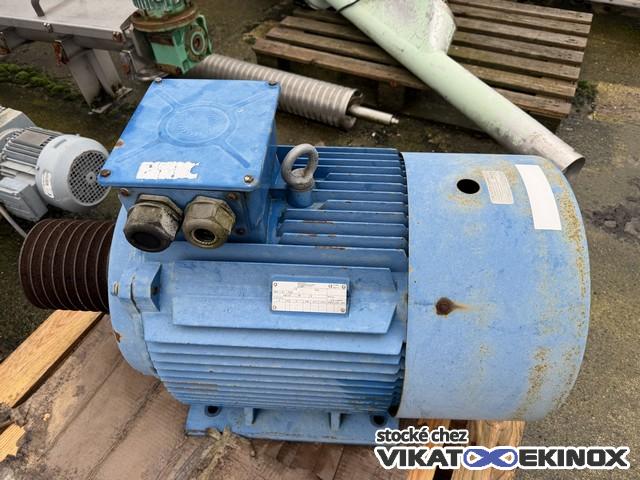 Silo mélangeur acier 44000 litres avec trémie d'alimentation MUSSO type MV44000